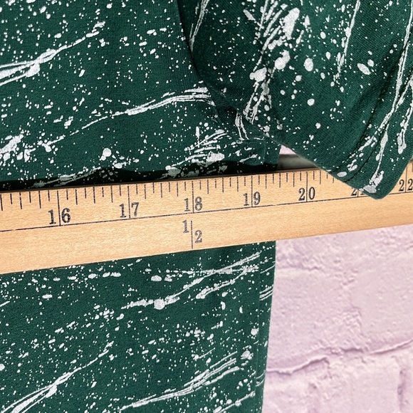 SOVEREIGN CODES Men's Green Tee. Size: Medium - Picture 6 of 11